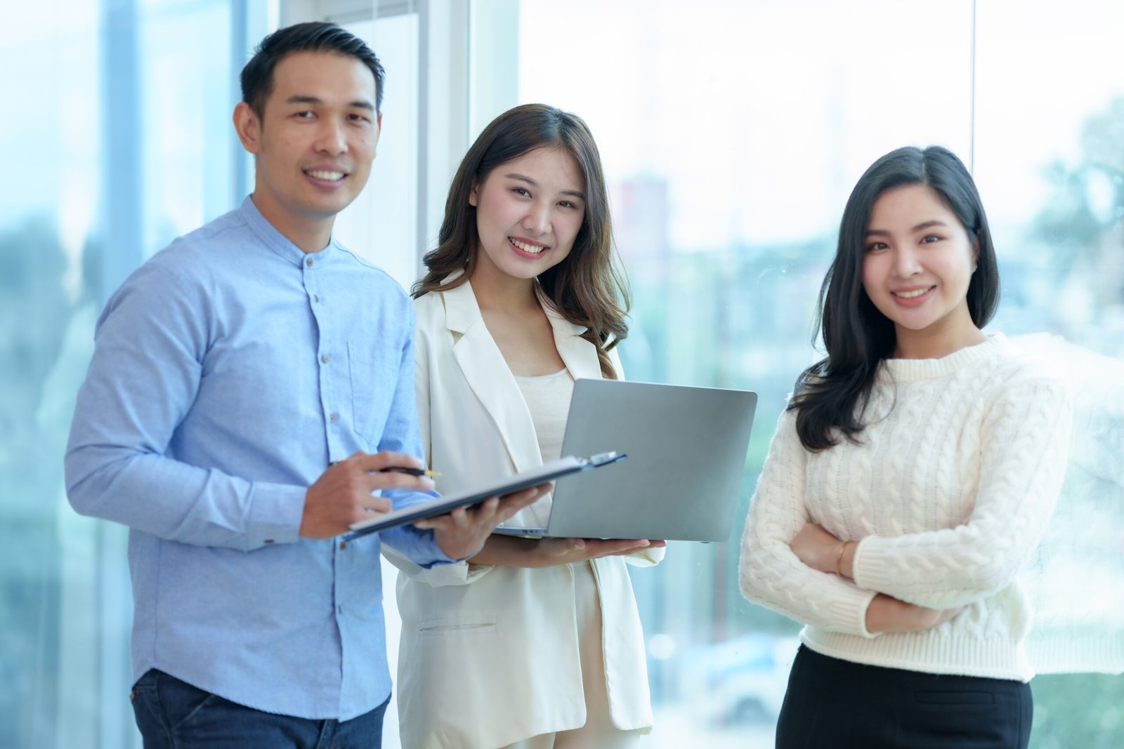 Meeting of young Asian businessmen who are committed to work. As a business meeting team, discuss the details of various tasks and sit together at the office.